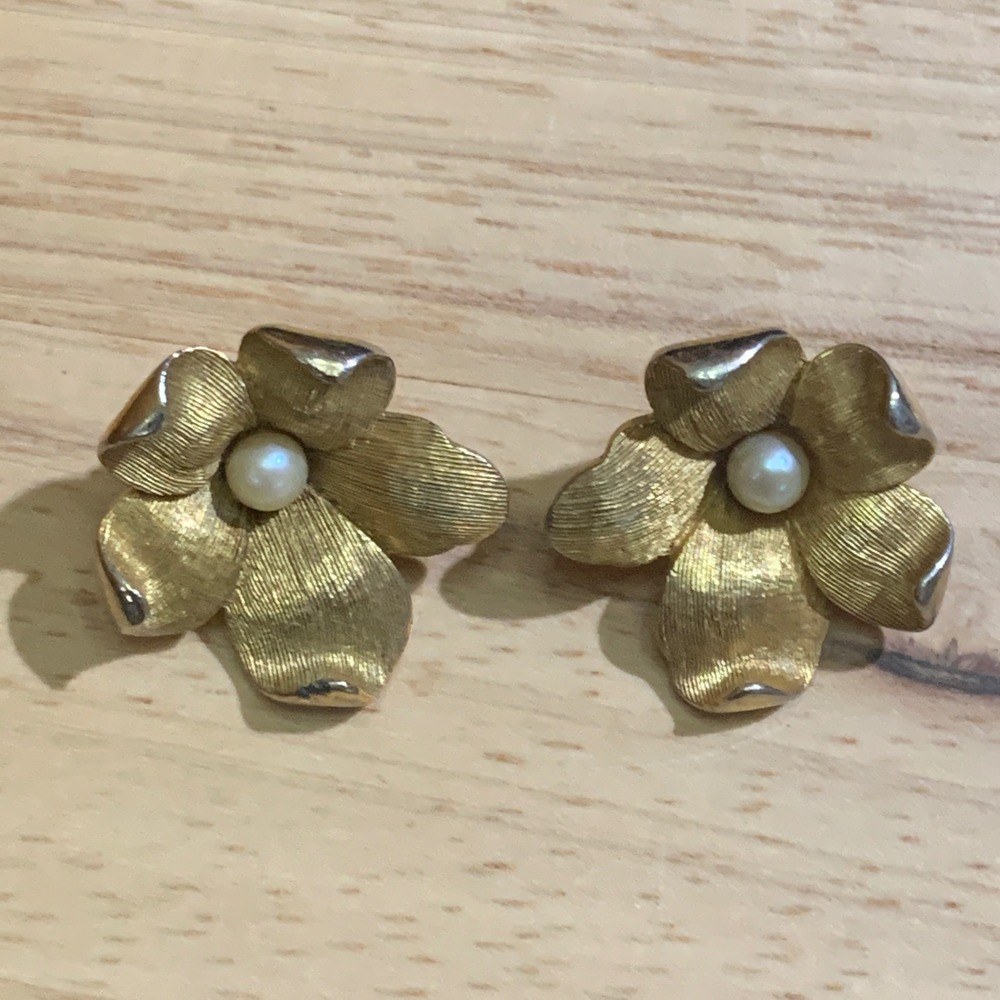 Boucher Flower Earrings Women Gold Tone Faux Pearl Clip On Vintage 7406 Floral